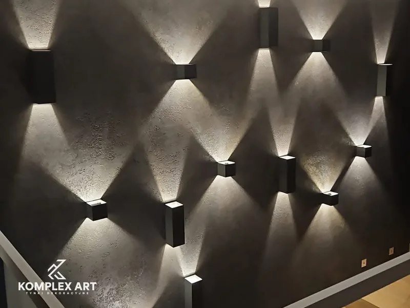 Ściana z betonu architektonicznego przy schodach, podświetlona kinkietami, realizacja Komplex Art
