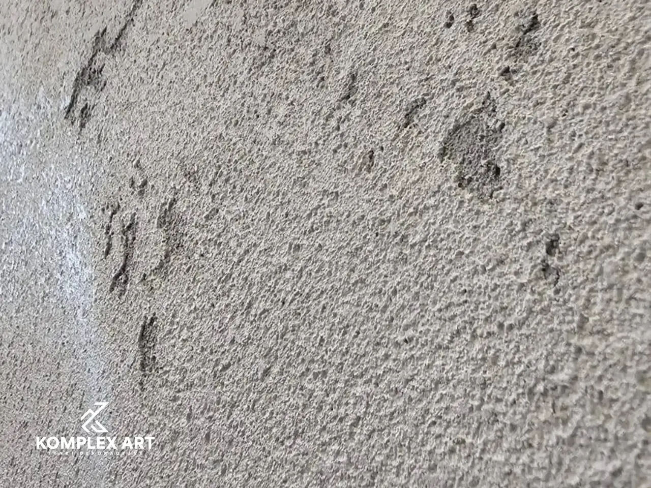 Beton architektoniczny na ścianie wnętrza, realizacja Komplex Art