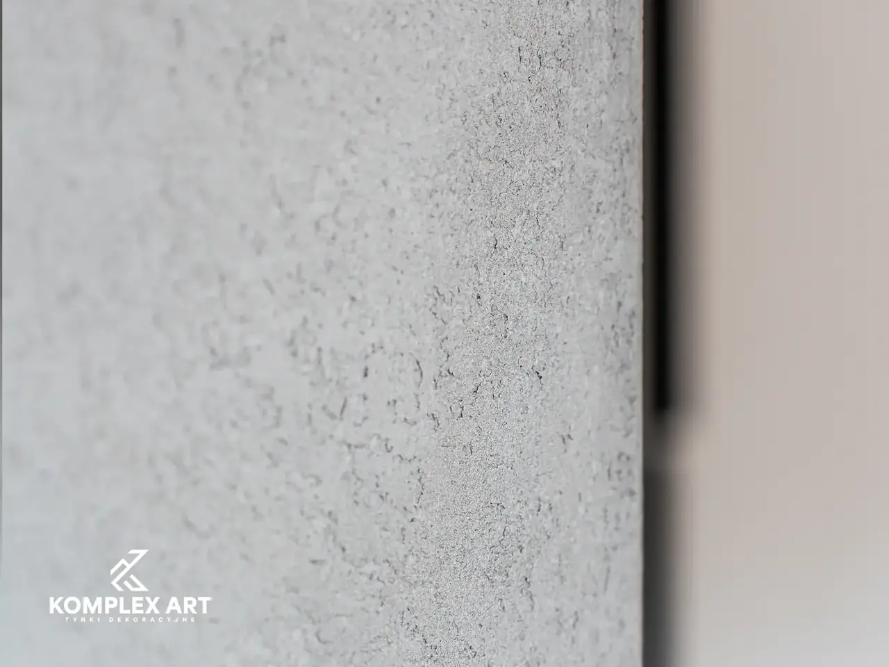 Beton architektoniczny na ścianie wnętrza, realizacja Komplex Art