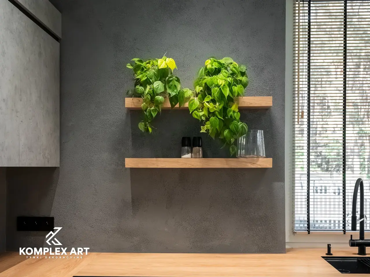 Beton architektoniczny na ścianie nowoczesnego wnętrza, realizacja Komplex Art