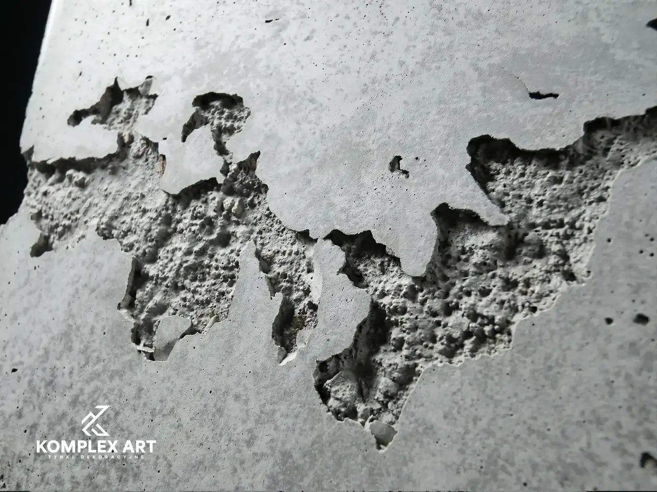 Beton szalunkowy na ścianie wnętrza, realizacja Komplex Art