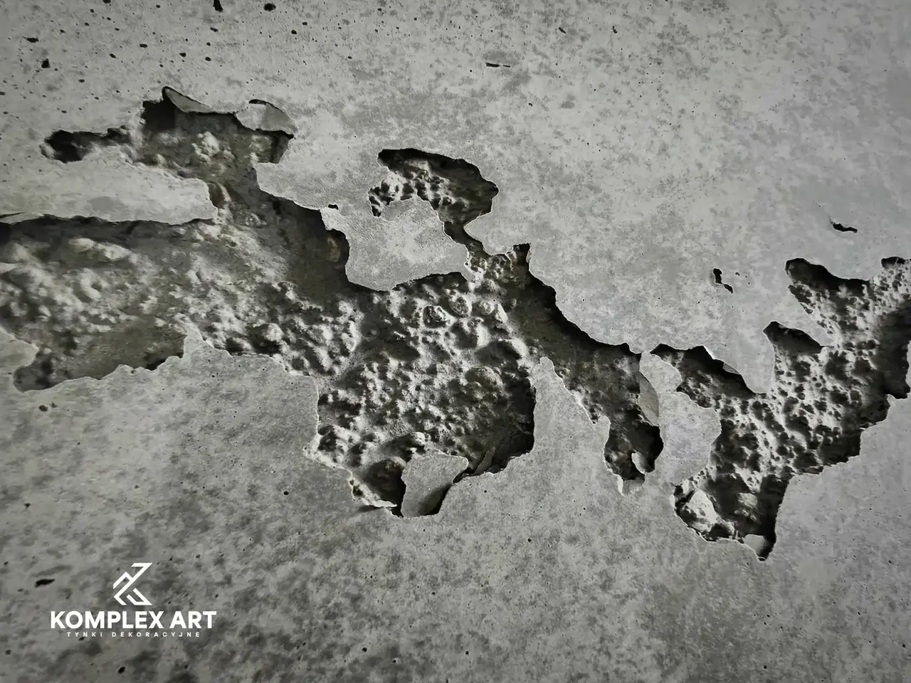 Beton szalunkowy na ścianie wnętrza, realizacja Komplex Art