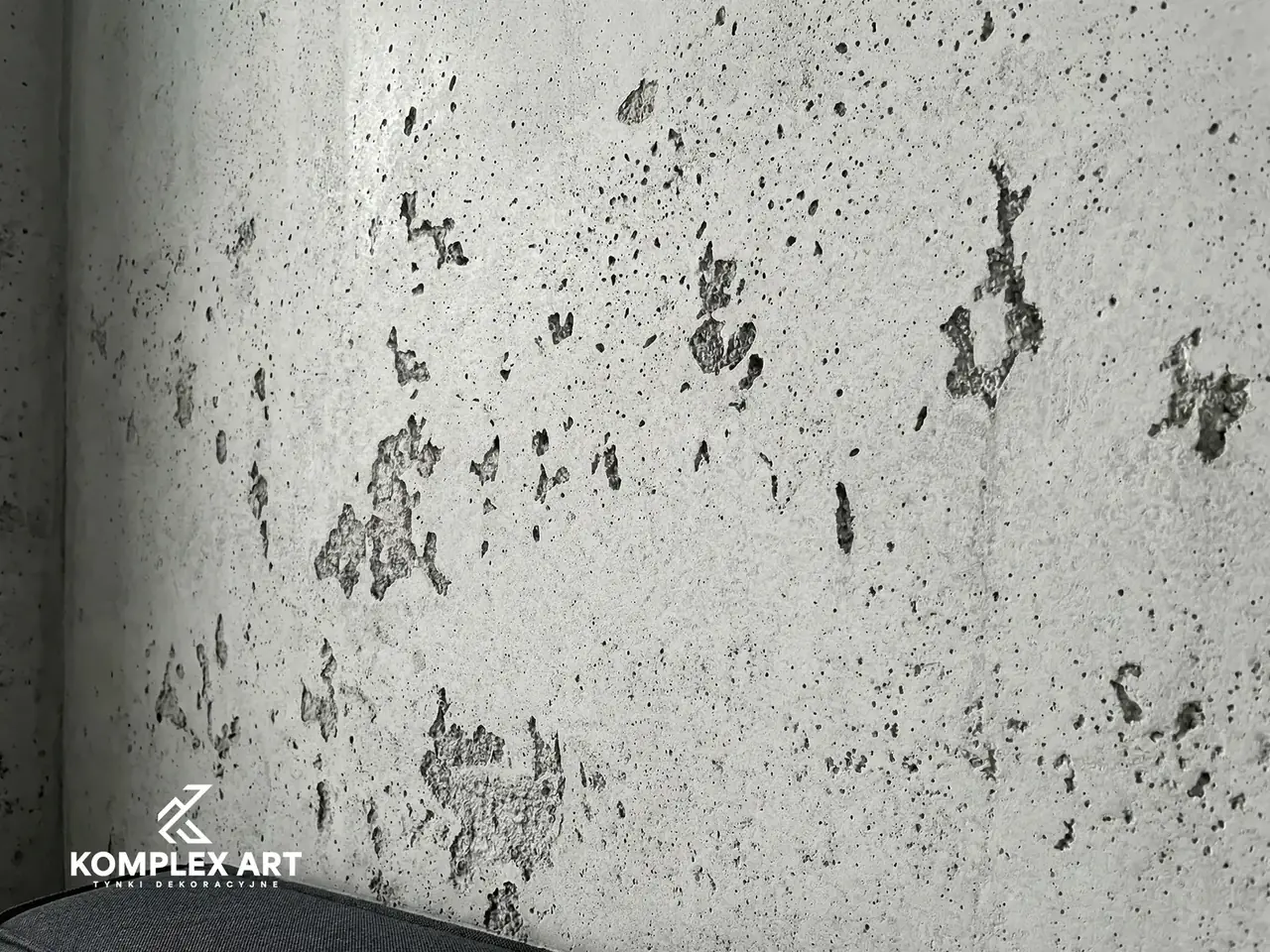 Beton szalunkowy na ścianie wnętrza, realizacja Komplex Art
