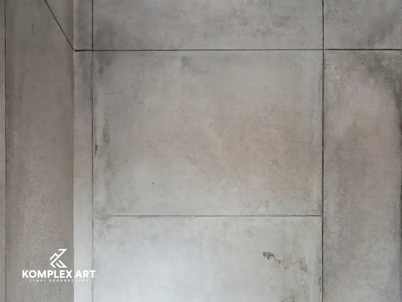 Beton z podziałami na ścianie wnętrza, realizacja Komplex Art