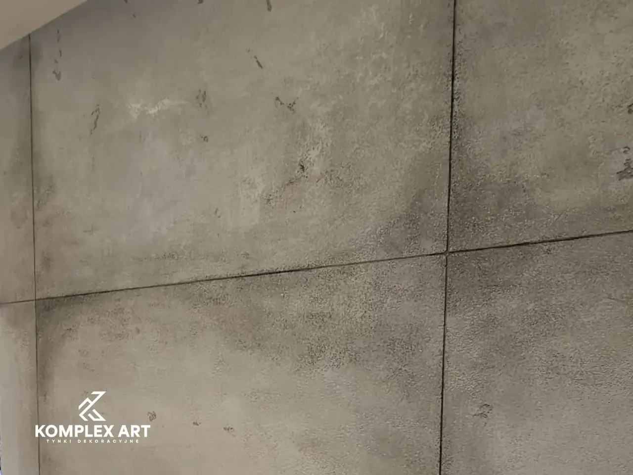 Beton z podziałami na ścianie wnętrza, realizacja Komplex Art