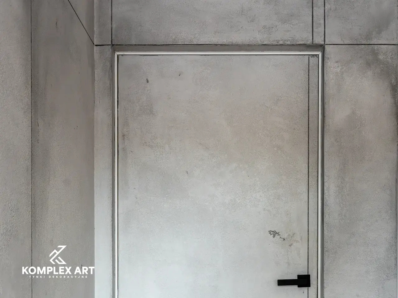 Beton z podziałami na ścianie wnętrza, realizacja Komplex Art