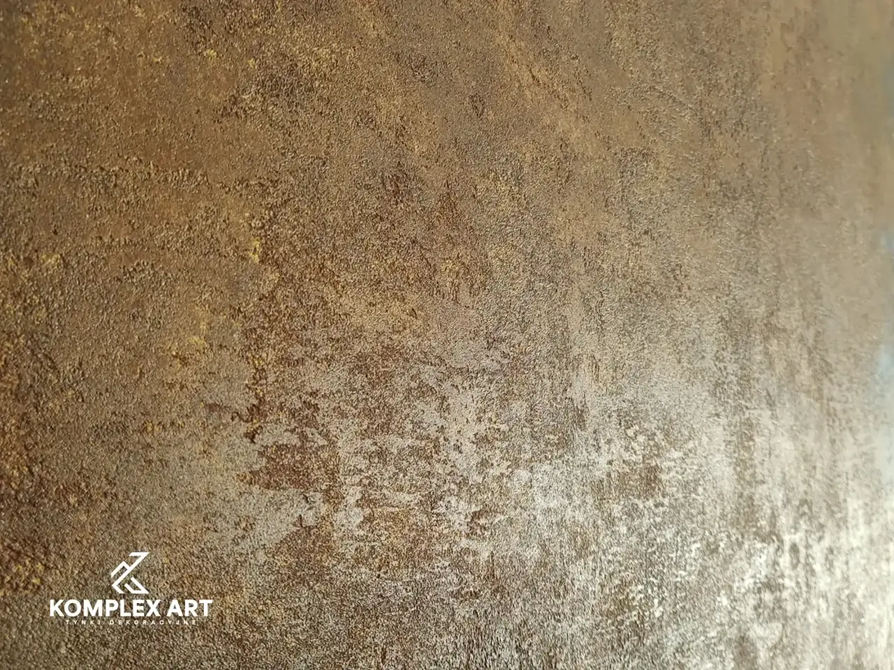 Efekt rdzy na ścianie wnętrza, realizacja Komplex Art