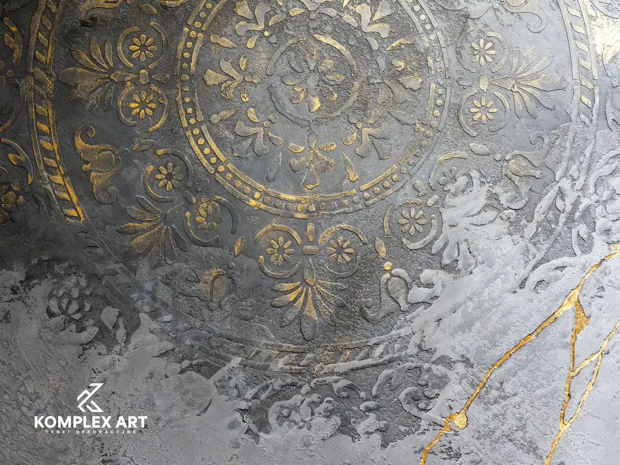 Efekt szablonów na ścianie wnętrza, realizacja Komplex Art