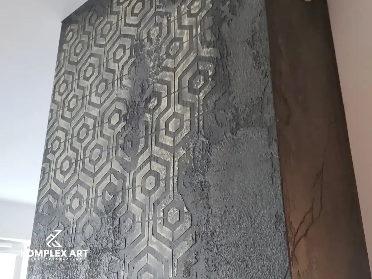 Efekt szablonów na ścianie wnętrza, realizacja Komplex Art