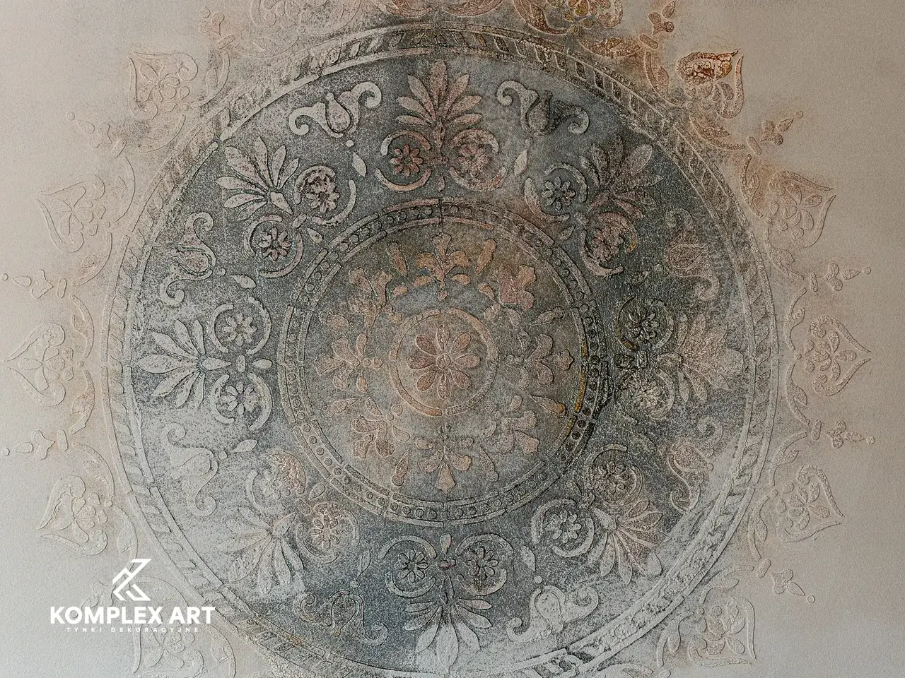 Efekt szablonów na ścianie wnętrza, realizacja Komplex Art