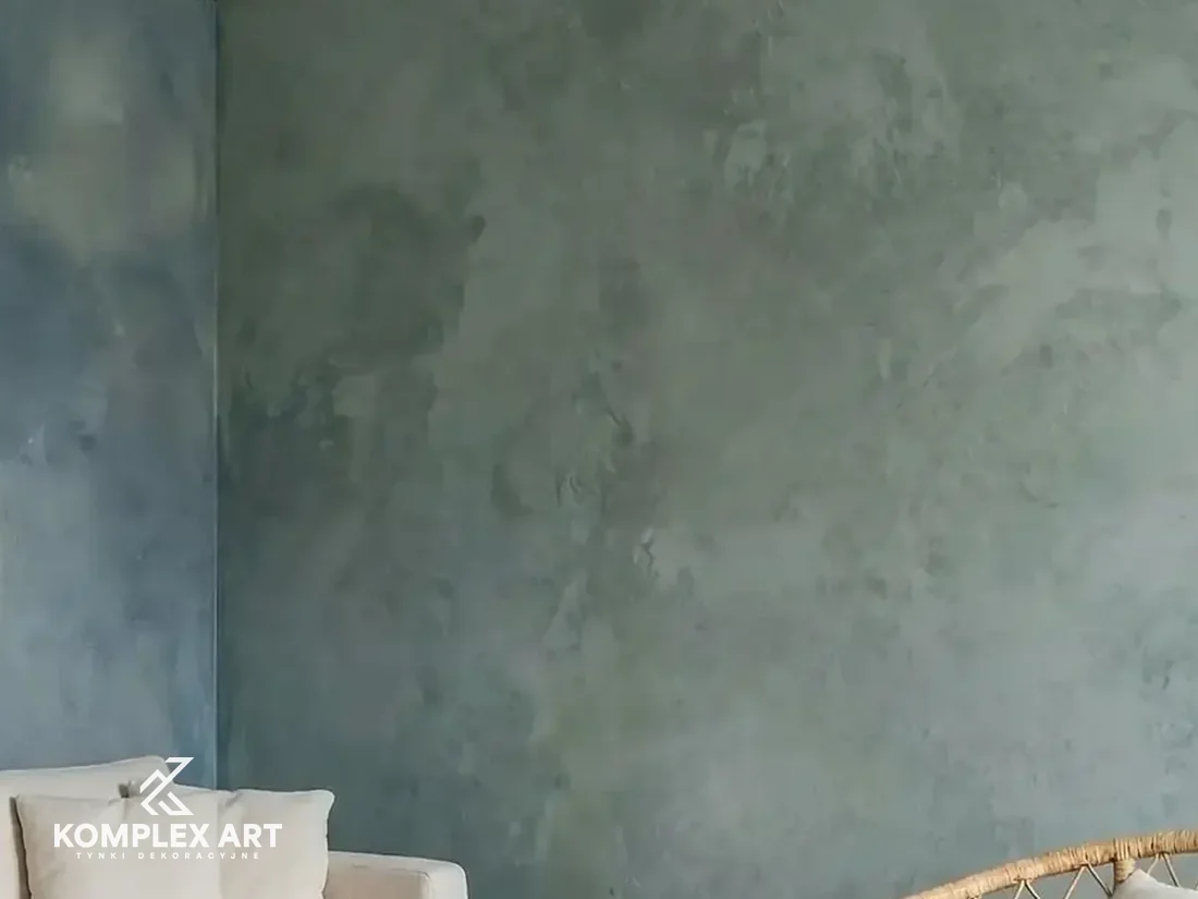 Limewash na ścianie wnętrza, realizacja Komplex Art