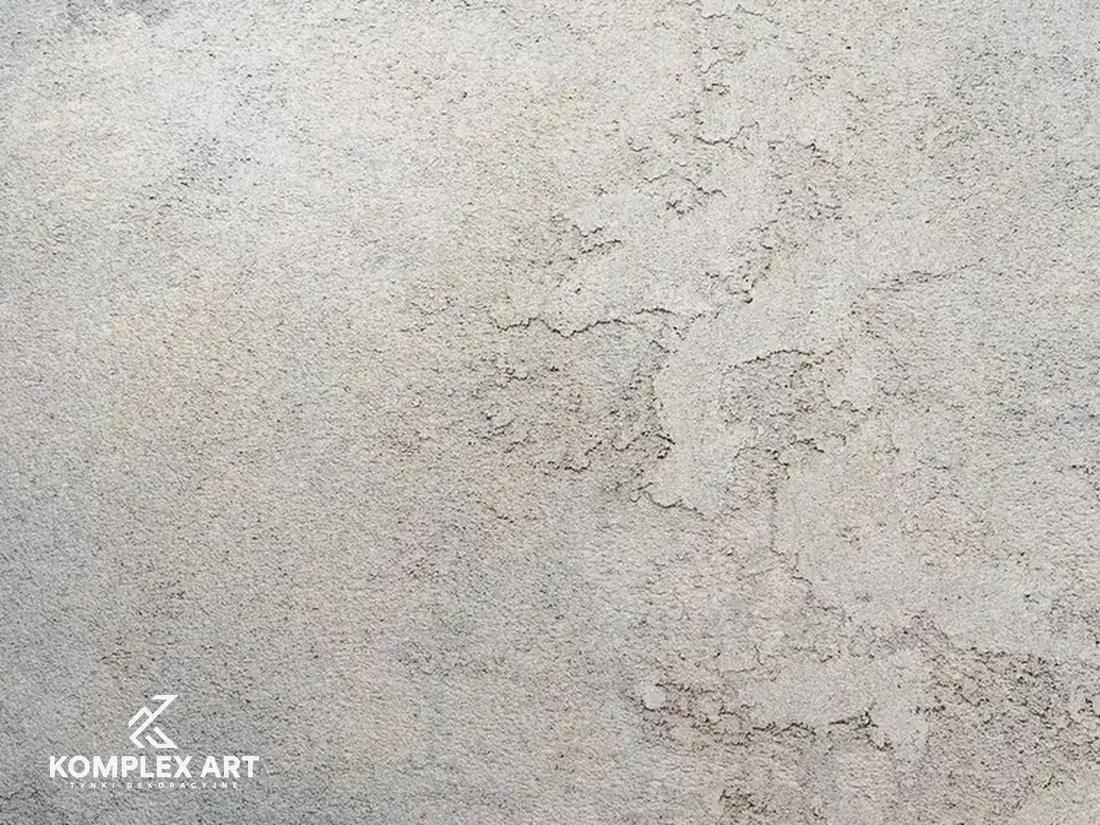 Limewash na ścianie wnętrza, realizacja Komplex Art