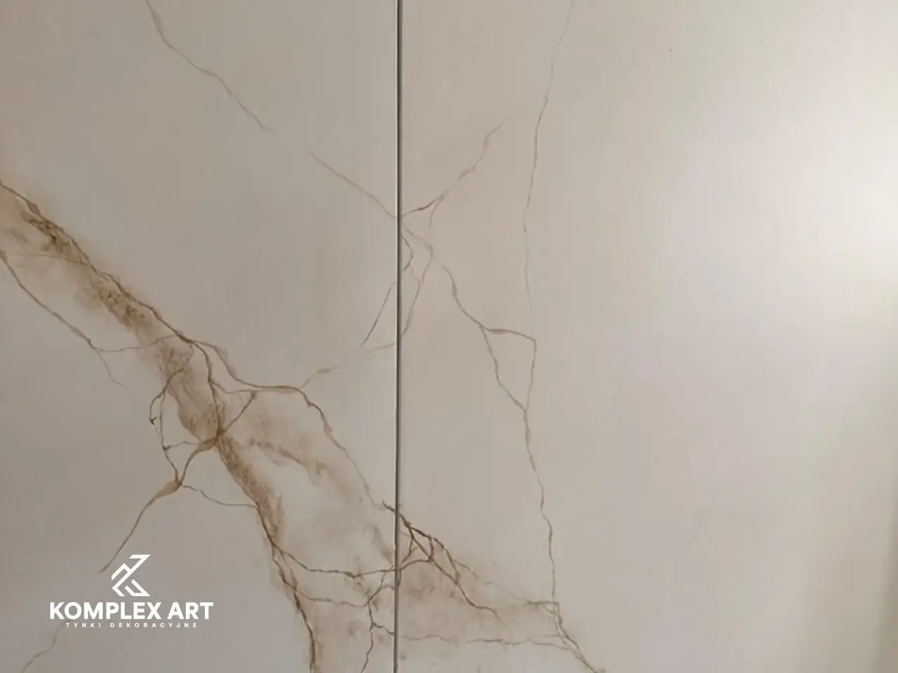 Marmoryzacja na ścianie wnętrza, realizacja Komplex Art