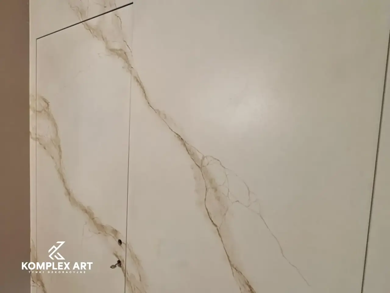 Marmoryzacja na ścianie wnętrza, realizacja Komplex Art